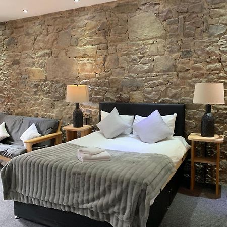 Royal Mile Suites By The Castle Edinburgh Exterior photo A bedroom at the hotel