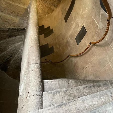 Royal Mile Suites By The Castle Edinburgh Exterior photo The spiral staircase