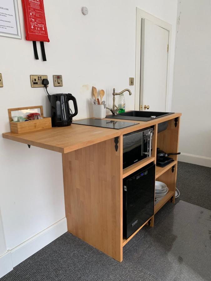 Royal Mile Suites By The Castle Edinburgh Exterior photo A small kitchen in a student flat