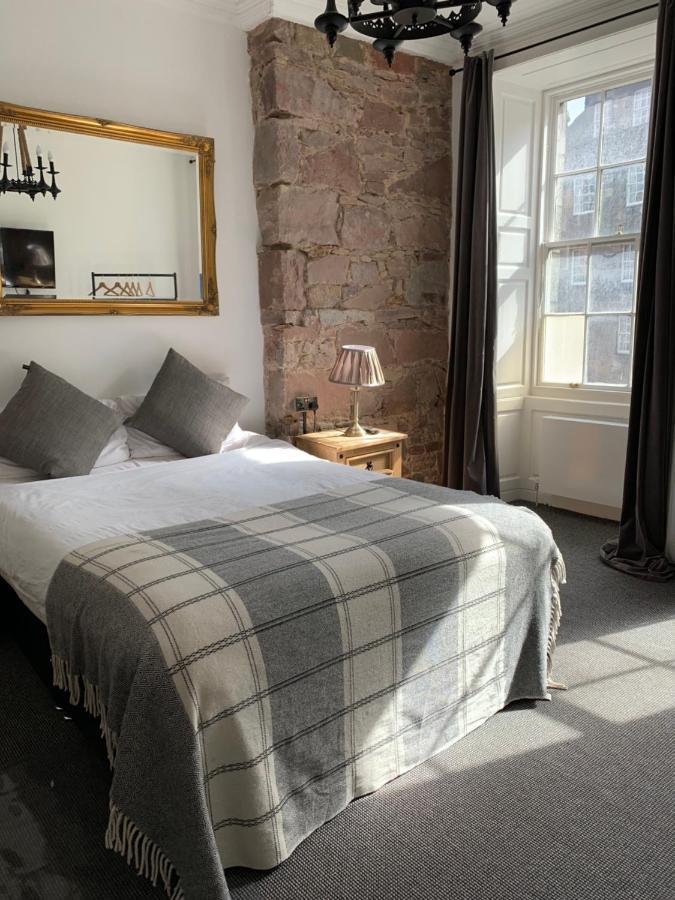 Royal Mile Suites By The Castle Edinburgh Exterior photo A bedroom at the hotel