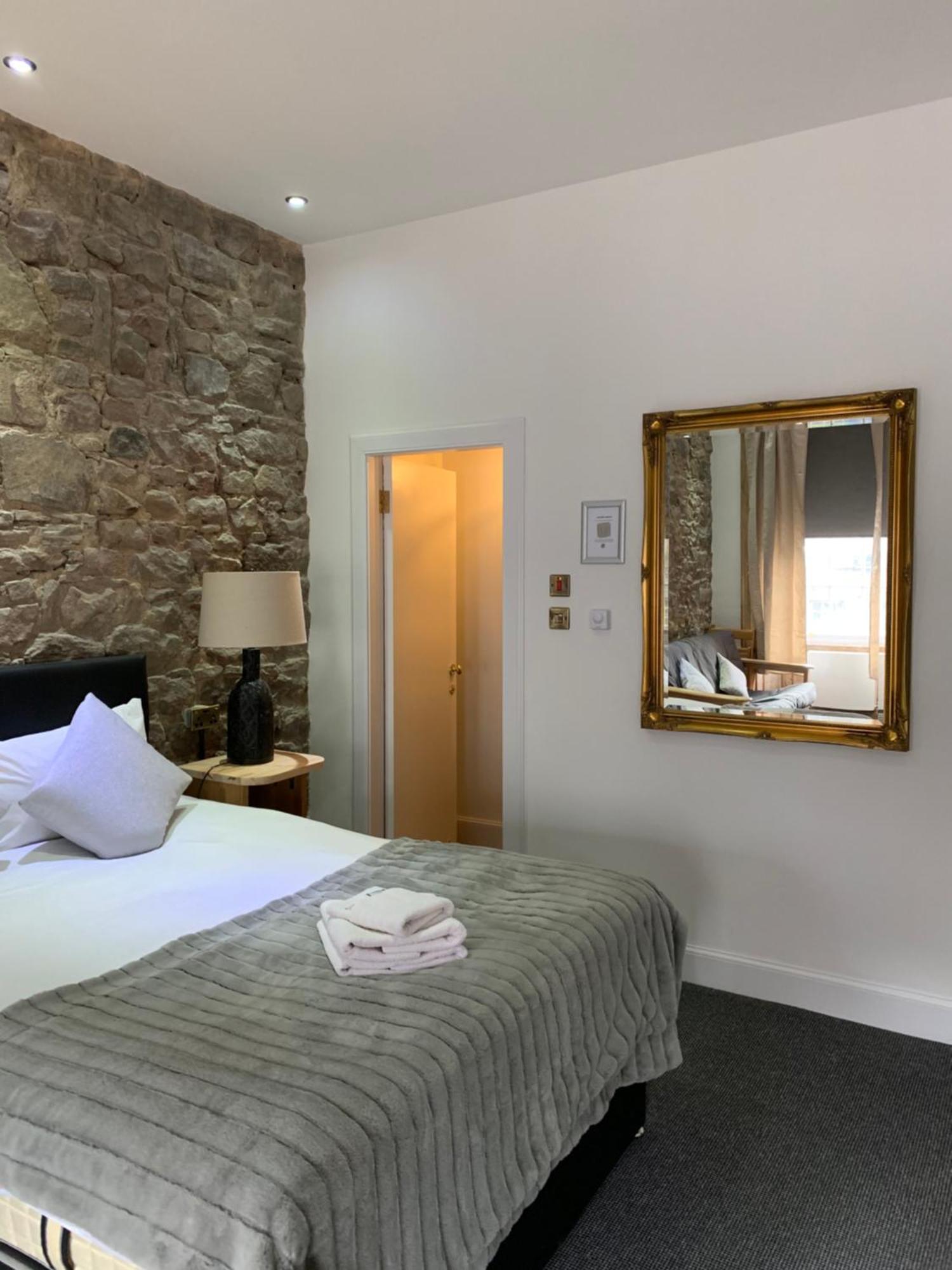 Royal Mile Suites By The Castle Edinburgh Exterior photo A room at the hotel