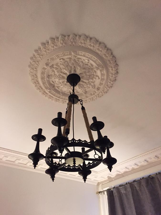 Royal Mile Suites By The Castle Edinburgh Exterior photo Ceiling medallion