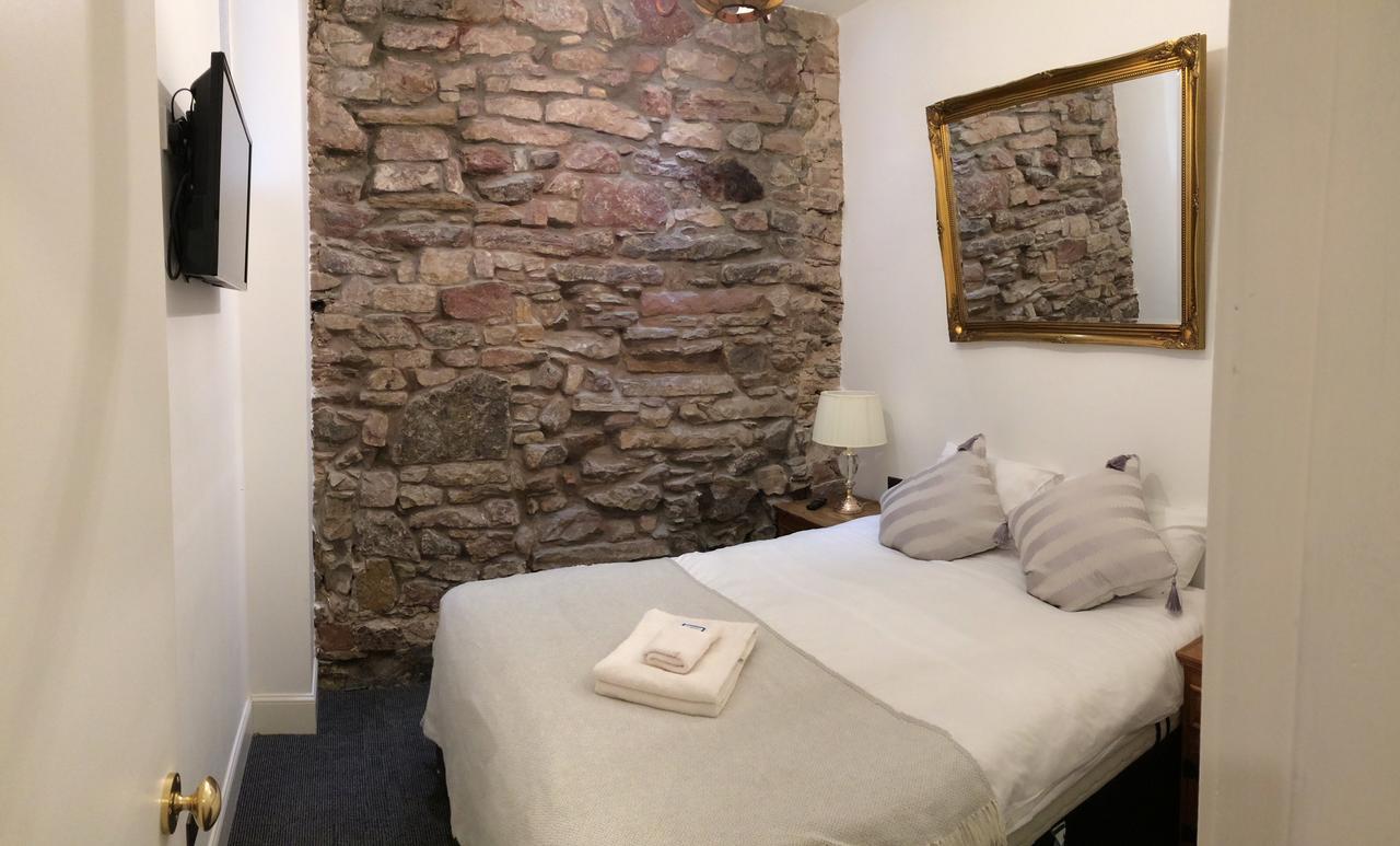 Royal Mile Suites By The Castle Edinburgh Exterior photo A room at the Old Inn