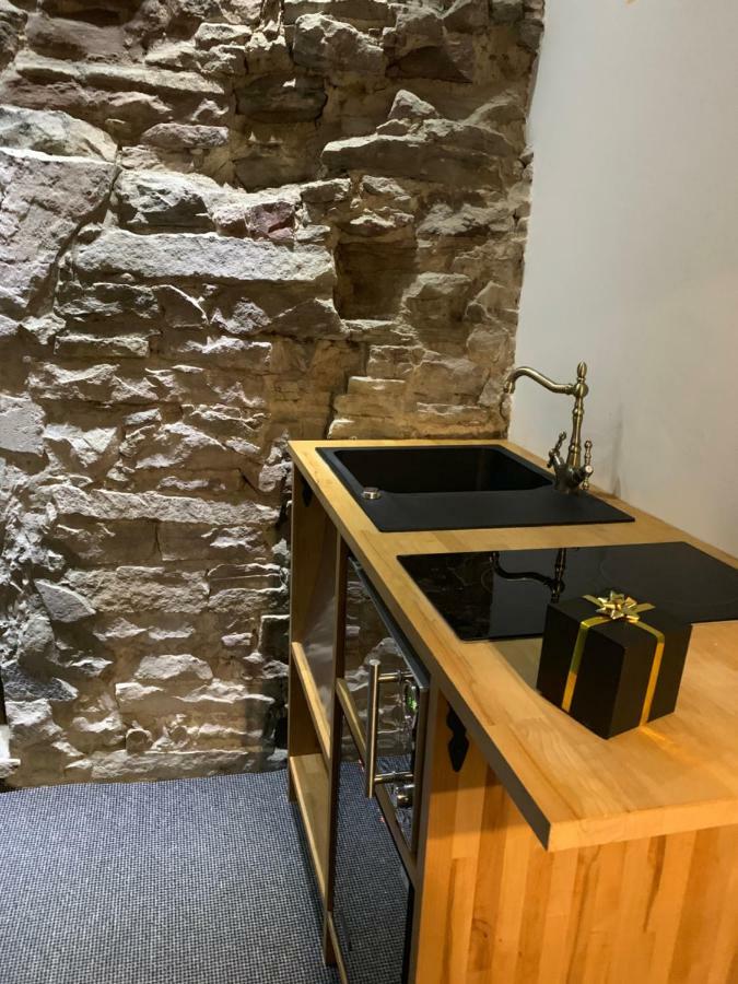 Royal Mile Suites By The Castle Edinburgh Exterior photo The kitchen